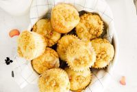 Rhubarb Crumble Muffins