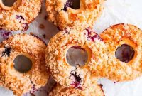 Altın Kırıntılı Yaban Mersinli Fırın Donut