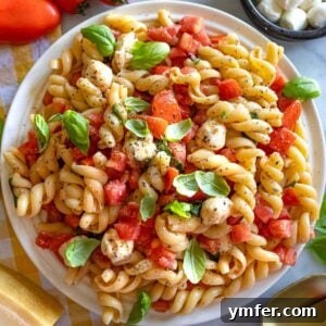 Summer-fresh-tomato-pasta-with-spaghetti-basil-garlic-and-olive-oil-in-ceramic-bowl.