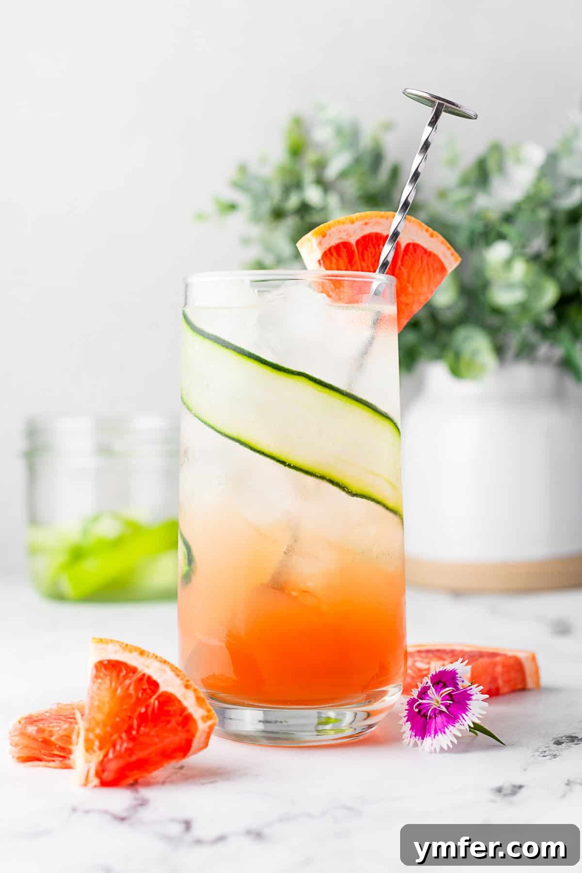 Grapefruit Gin Sparkler 2 A refreshing Grapefruit Gin Fizz cocktail, garnished with a fresh grapefruit slice, perfect for summer.