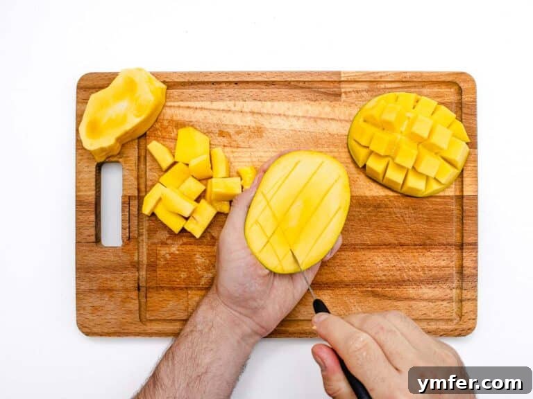 Cutting the mango in its peel